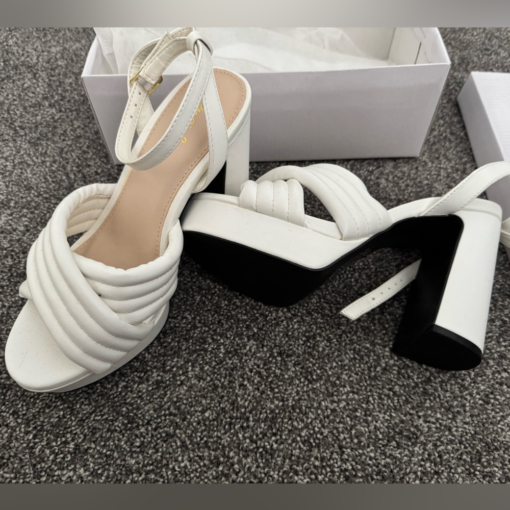 NWT Retro chunky heel